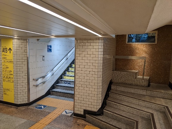 地下通路に設けられた銀座共同溝の覗き窓