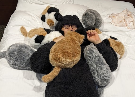 たくさんのミャウエバーに囲まれる北村由衣