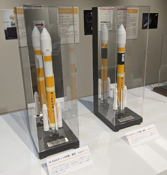 2機のH2Aロケットの模型展示