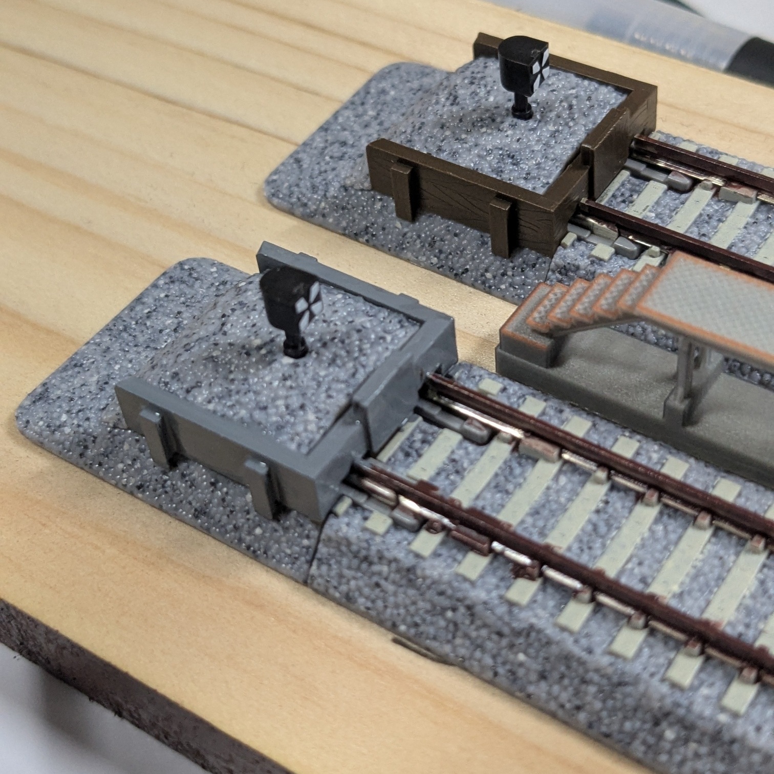 塗装作業中の写真。片側は灰色に塗られているが、もう片方は未塗装で茶色のままである