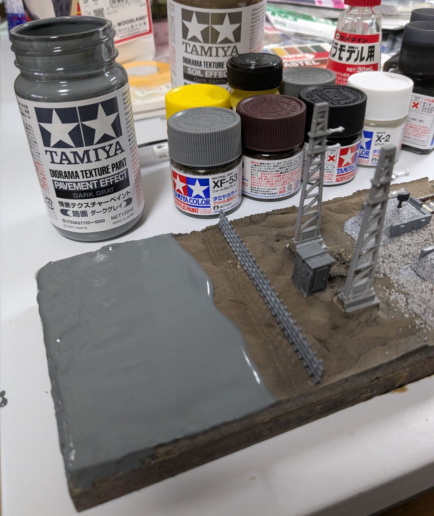 路面表現用の素材をレイアウトに塗った直後の写真