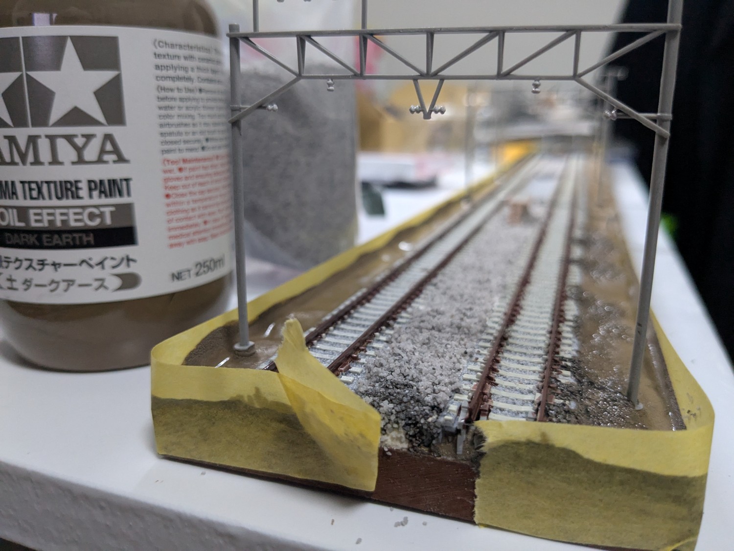 バラスト散布の前段階として土素材を盛った状態の写真