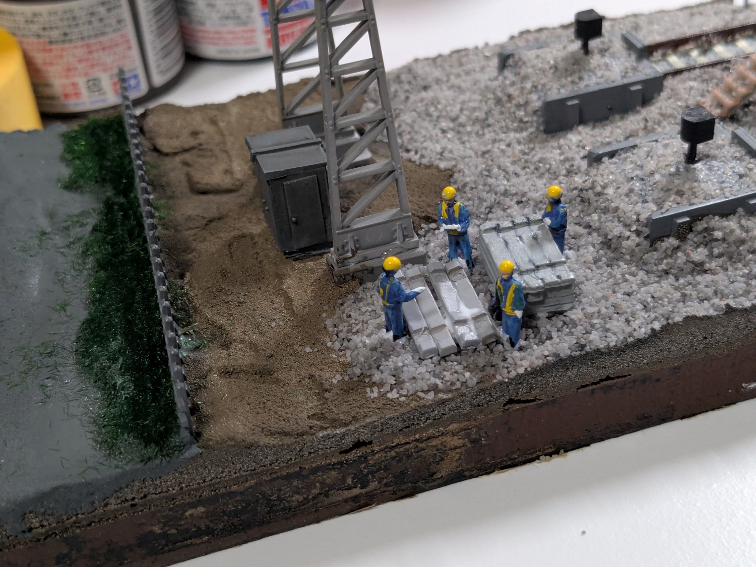 製作途中のレイアウトの内、線路終端から鉄道用地外までの空間にフォーカスした写真