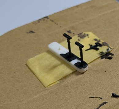 列車接近ブザーを加工して塗装している様子の写真