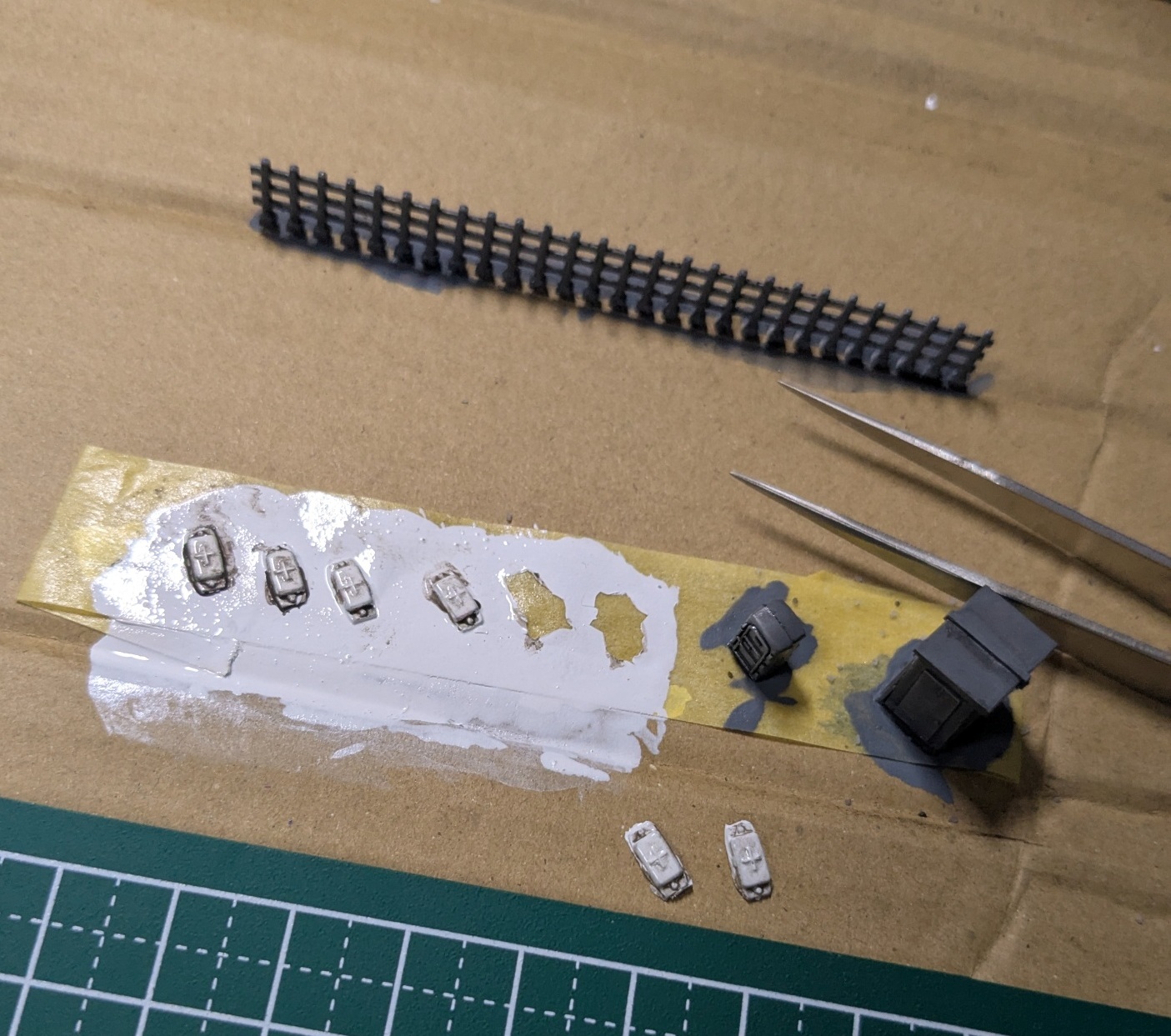 線路周辺小物を塗装している写真