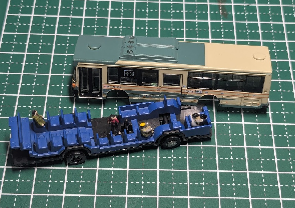 西武バスのモデルを分解して工作している写真