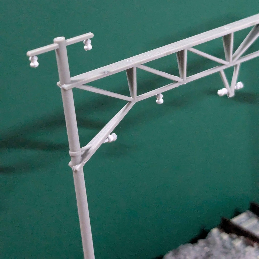 架線柱の拡大写真。碍子が白く塗られている