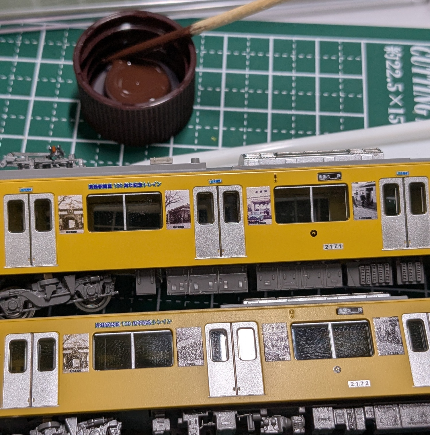 側灯を彩色する前後が比較できるように2両並べられた写真