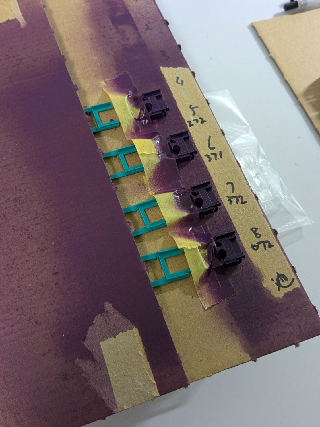 スプレーで優先席の座席色に染めた作業風景