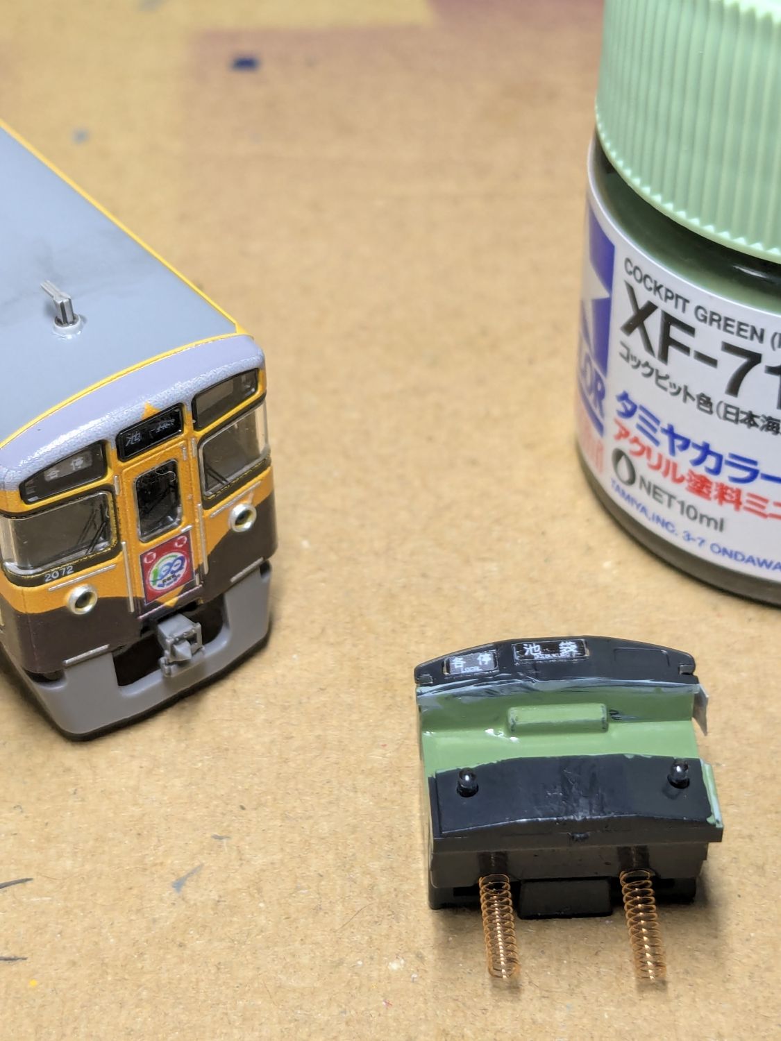 分解して運転室を塗装している作業中の写真