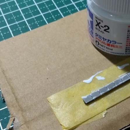 縁を白く塗っている作業途中の写真