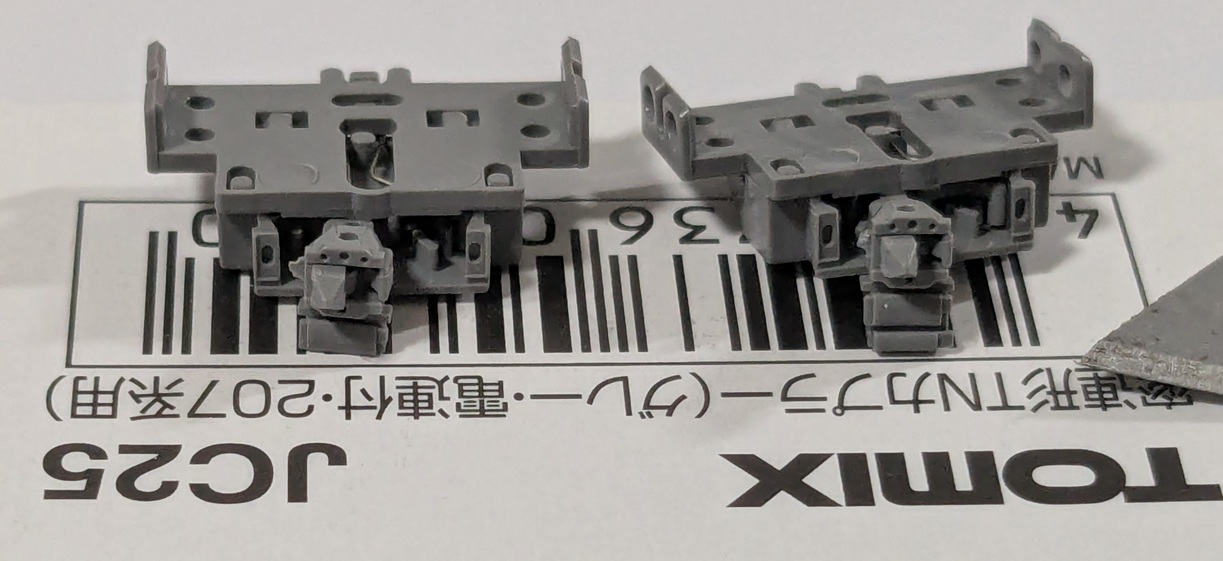 電気連結器の加工前後を比較するために交換用の連結器を2つ並べた写真
