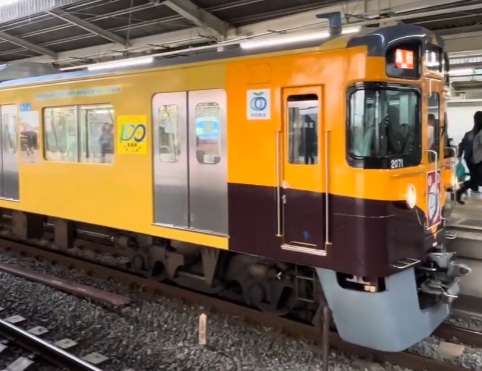 実際の床下機器の色が分かる資料写真。スカートは明るい灰色だが、車輪やその他の床下機器は茶色にくすんでいる