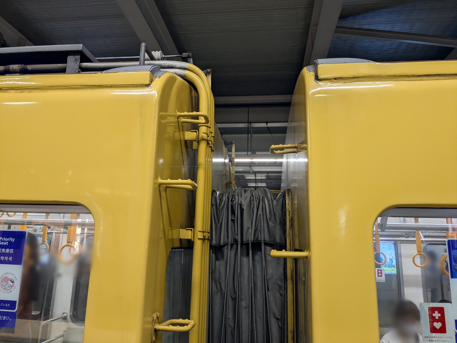 幌や配管の様子が確認できる実車の連結部の写真