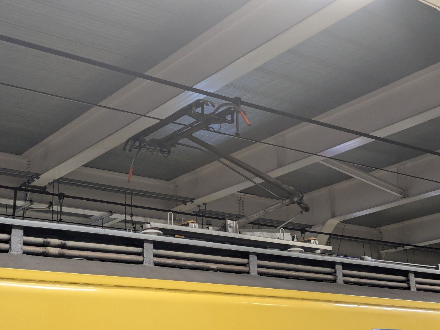 実車2000系のパンタグラフを拡大撮影した写真