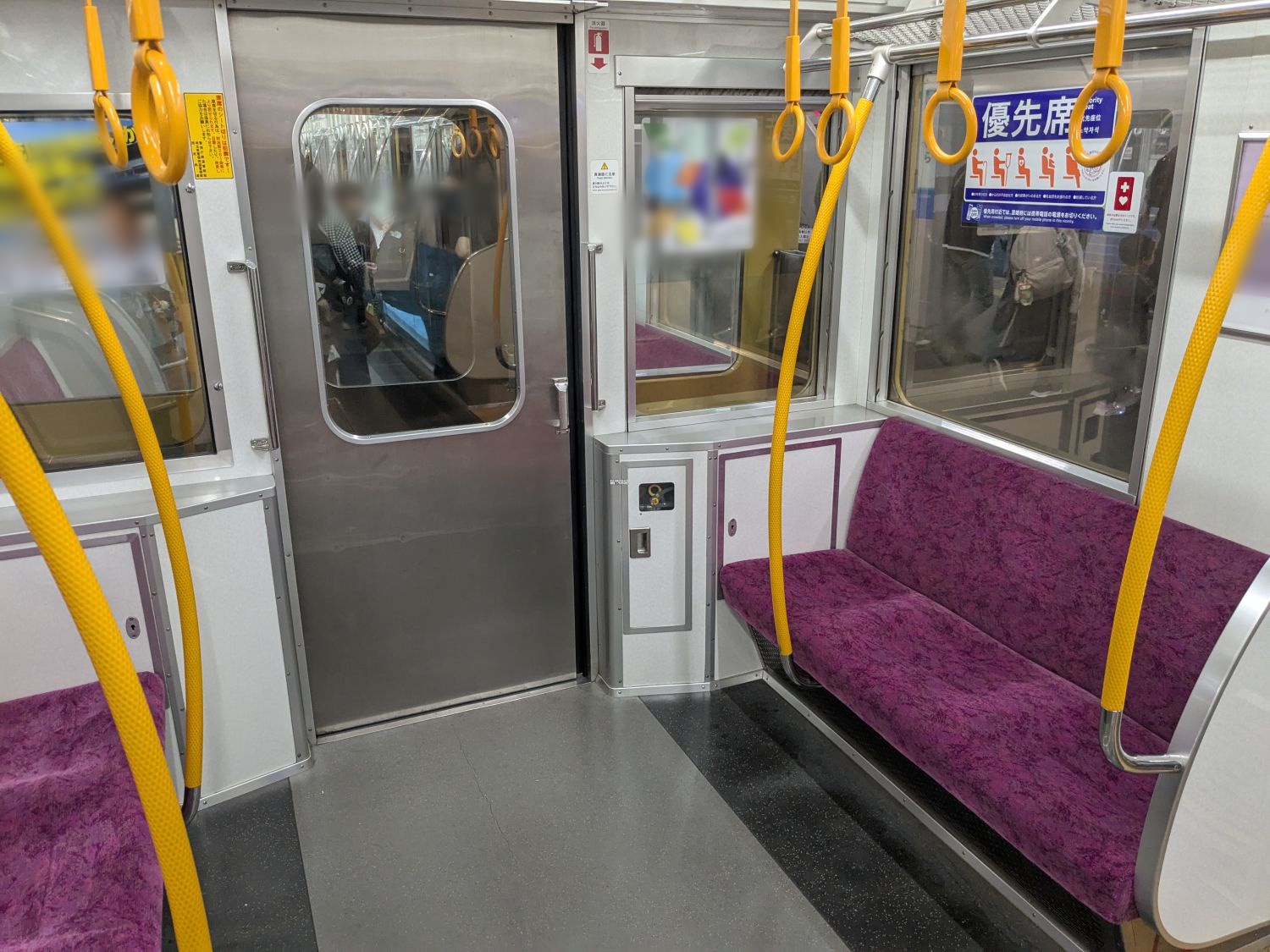 実車の優先席の座席と床の色が分かる資料写真