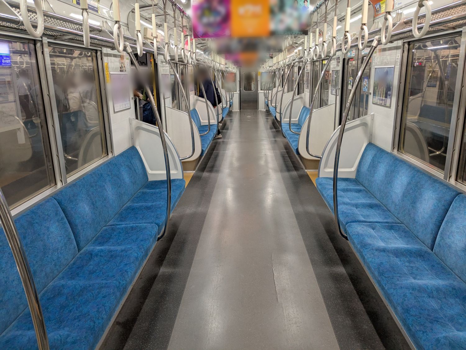 実車の通常座席と床の色が分かる資料写真