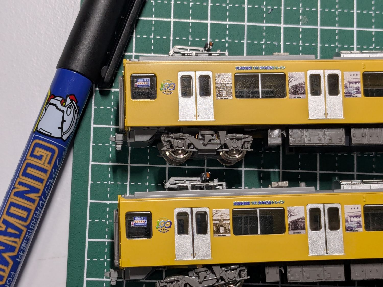 ペンマーカーでドアゴムの黒色を彩色する前後の比較ができるように2両並べられた写真