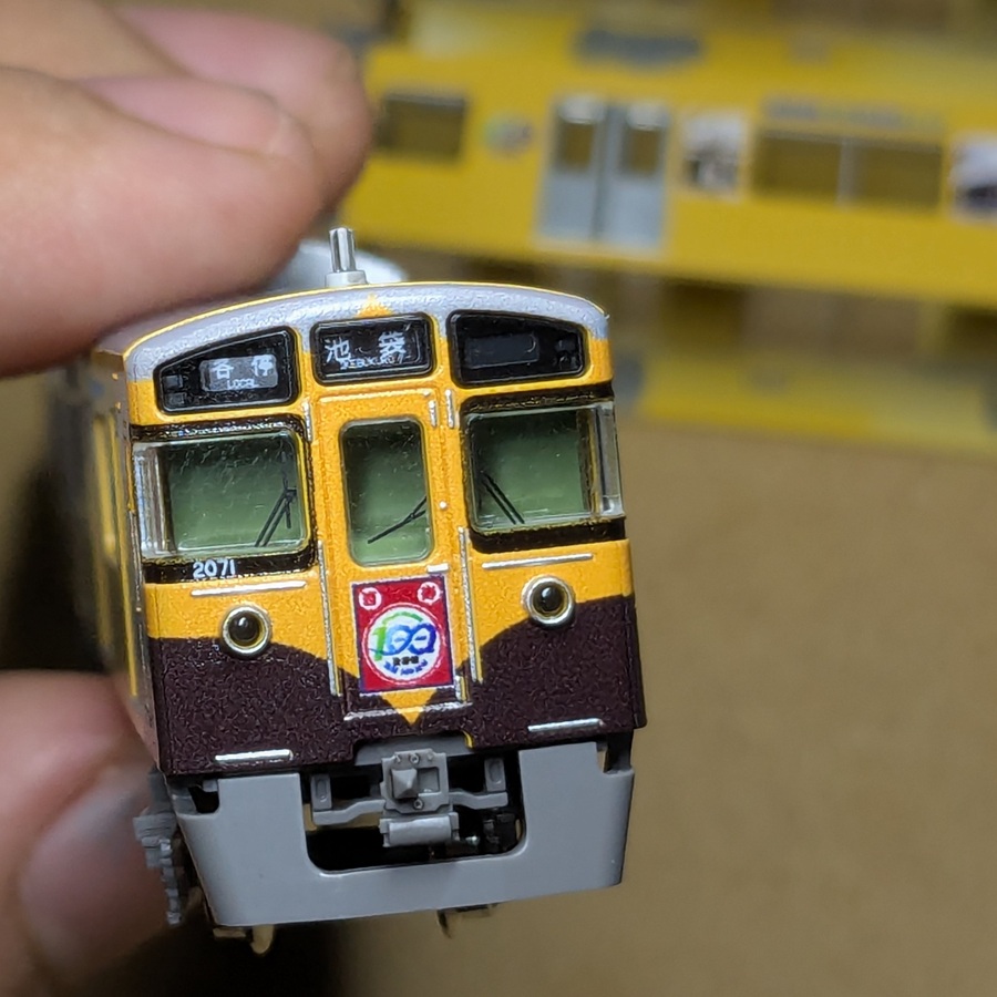 模型車両の先頭を正面から撮影した写真