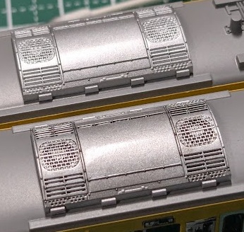 模型の屋根にあるエアコンをウェザリングしている写真。二両並べられていて、片方は未塗装のままで、ウェザリングの効果を比較で見ることができる