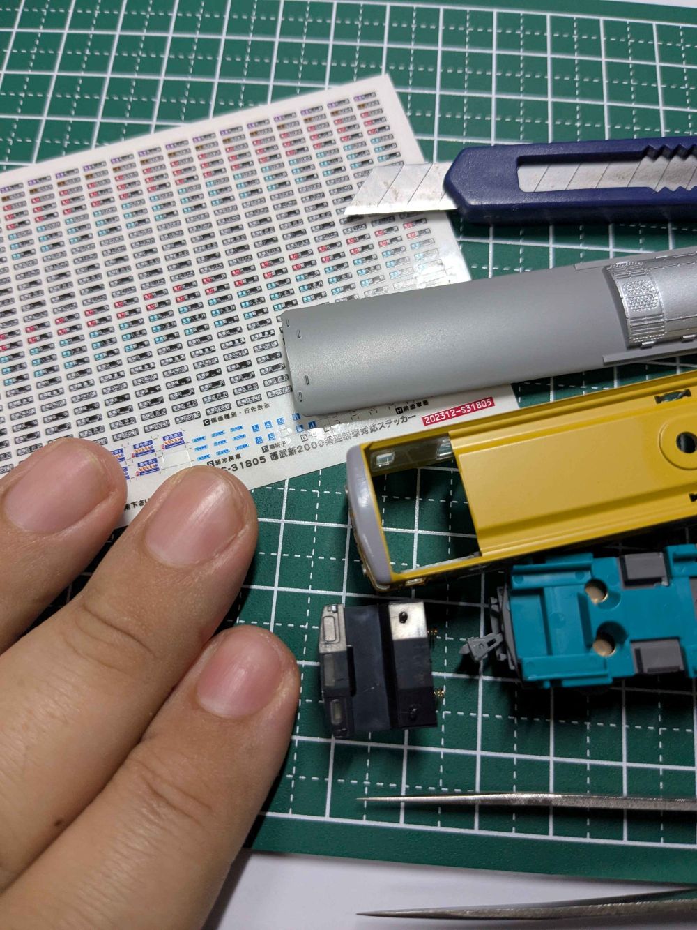 分解された先頭車両と、付属のステッカーが写っている写真