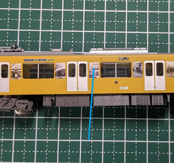 模型の床下機器をウェザリングしている途中の写真。左半分は塗装済み、右半分はまだで、「汚れ」具合に違いがある