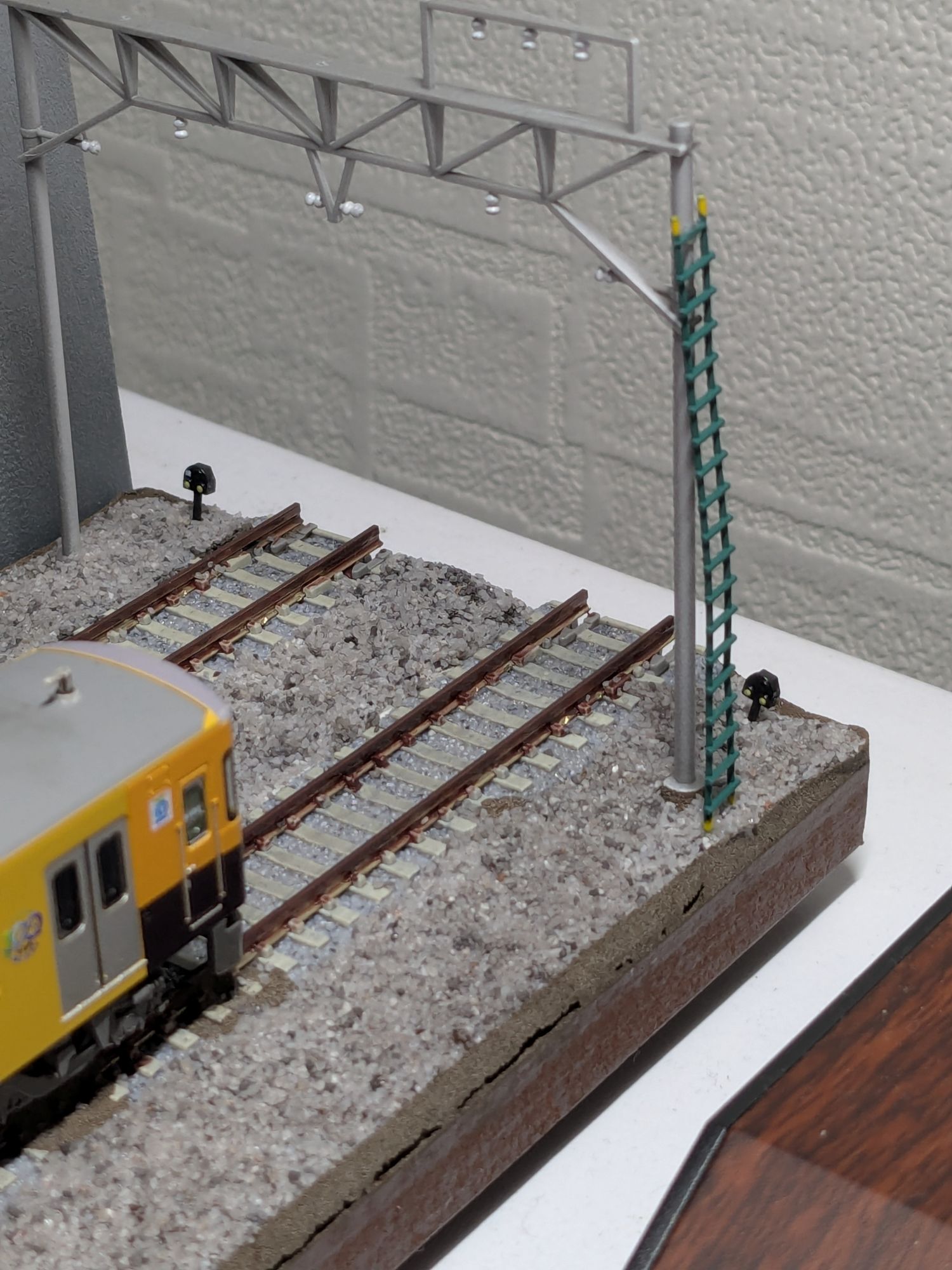 模型内に設置された梯子の写真。架線柱に据え付けられている