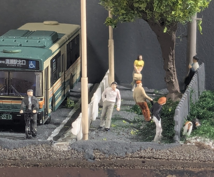 完成状態の歩道部分。複数の通行人が配置されている