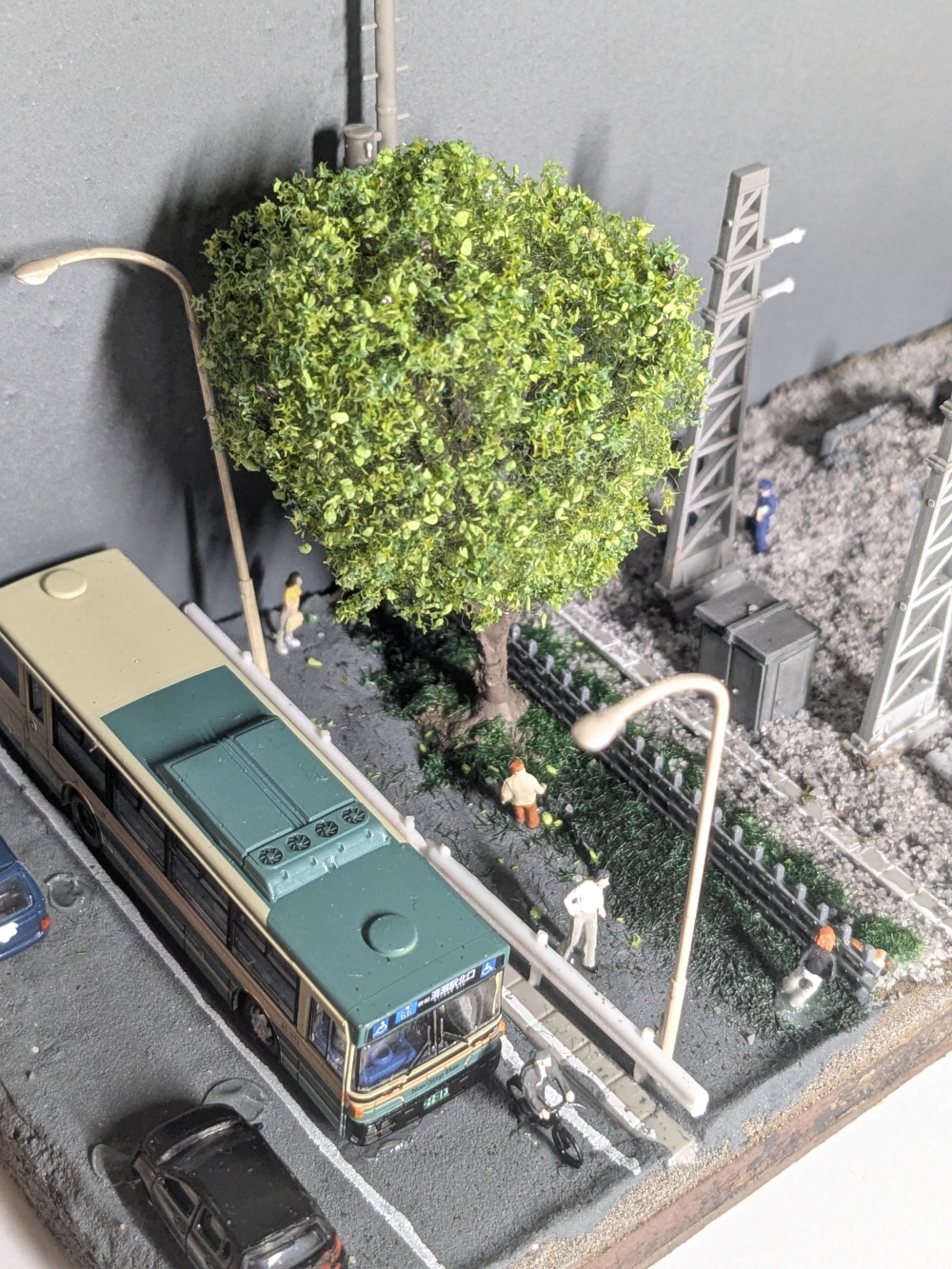 完成したレイアウトに設置されたケヤキの木に焦点を合わせた写真