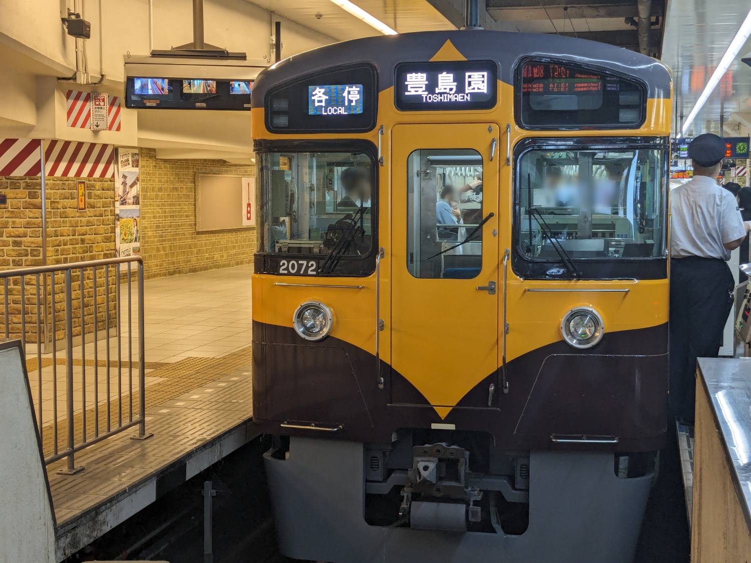 記念ラッピングを施された車両の前面写真