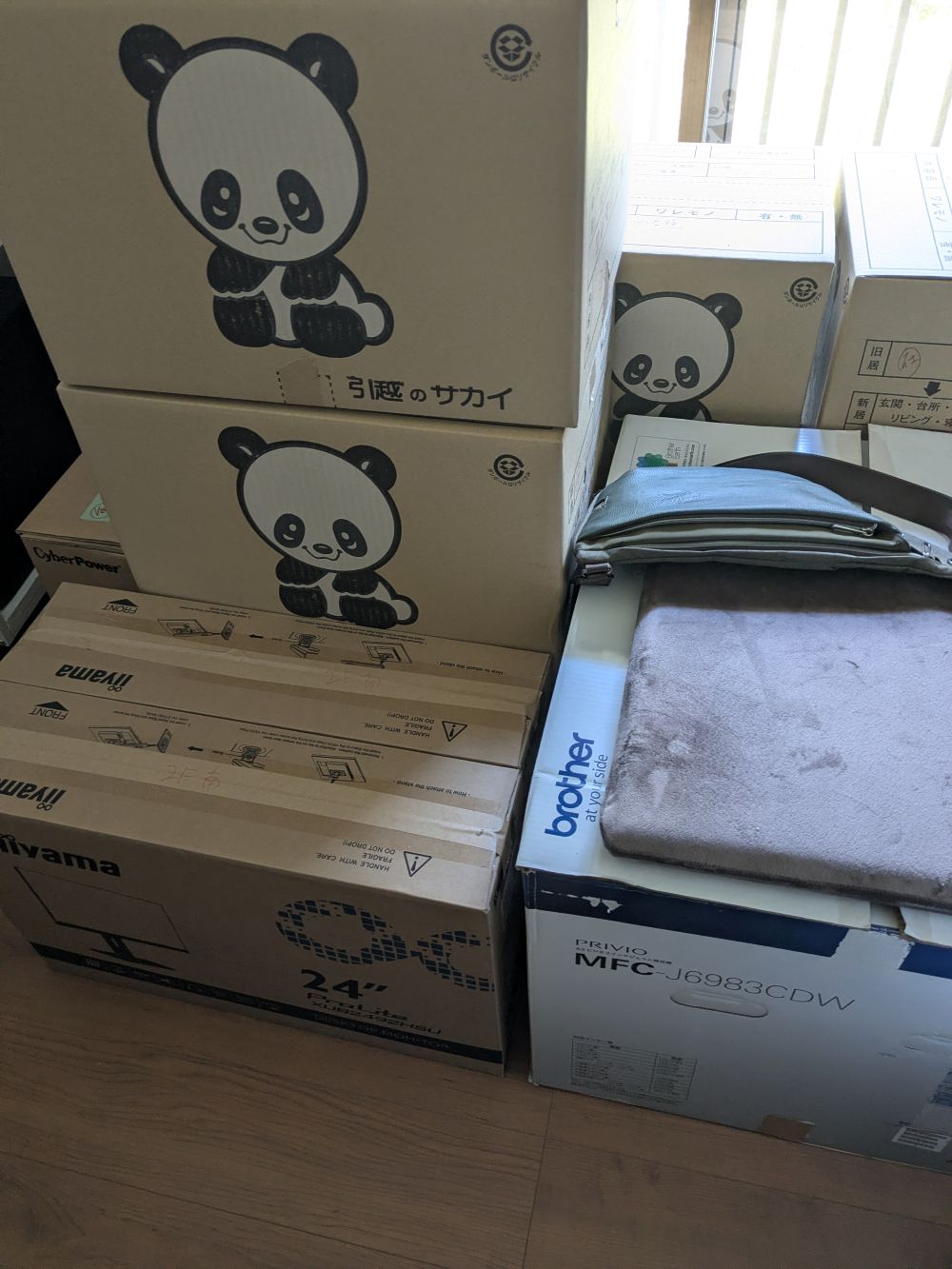 山積みにされた段ボール箱