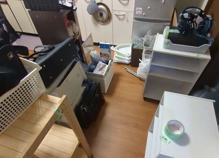 養生テープでラベル付けされた家財たち